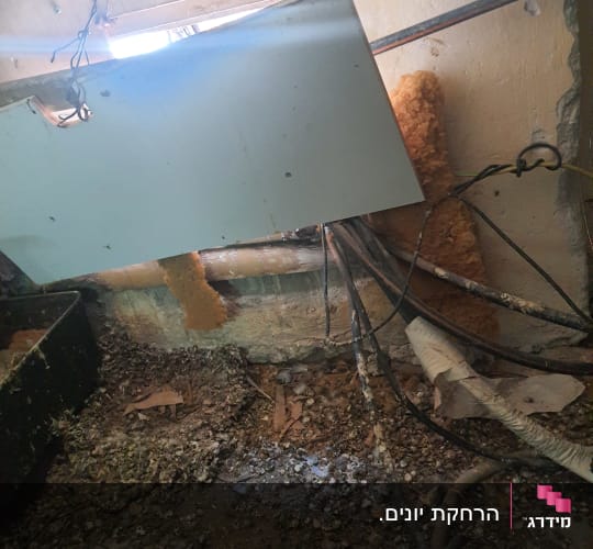 לוח מתכת, חוטים, לכלוך על הרצפה, קיר מתקלף